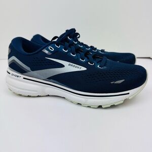 Brooks Ghost 15 running shoes in a navy blue, white, grey. Women’s size 7 Wide
